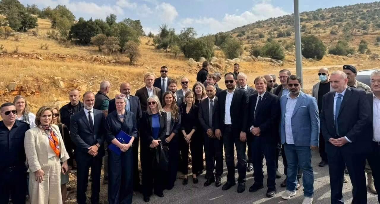 وزير الأشغال مع المشاركين في الجلسة التشاورية عند معبر المصنع