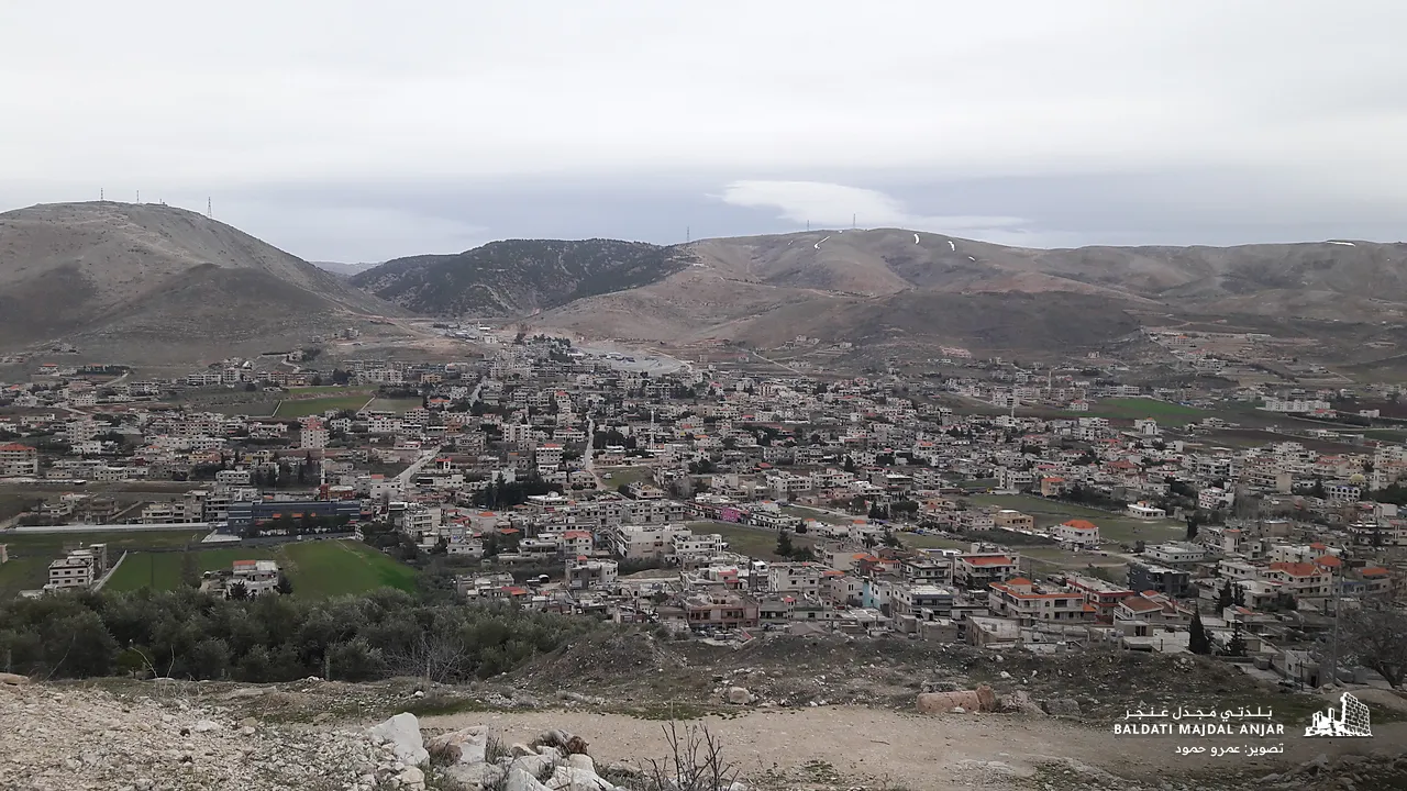 البلدة والجبال المحيطة