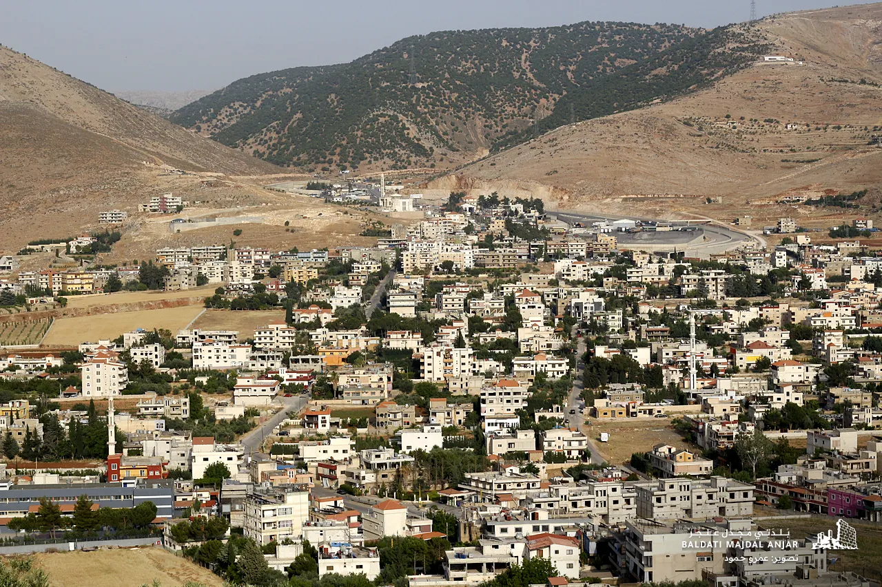 البلدة عند سفح الجبل
