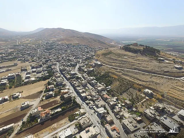 الطريق الرئيسية والقلعة من الجو