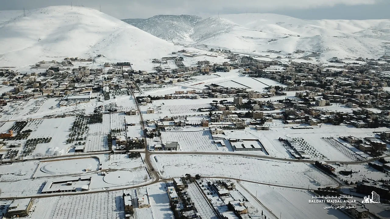 البلدة والجبل تحت الثلج من الجو