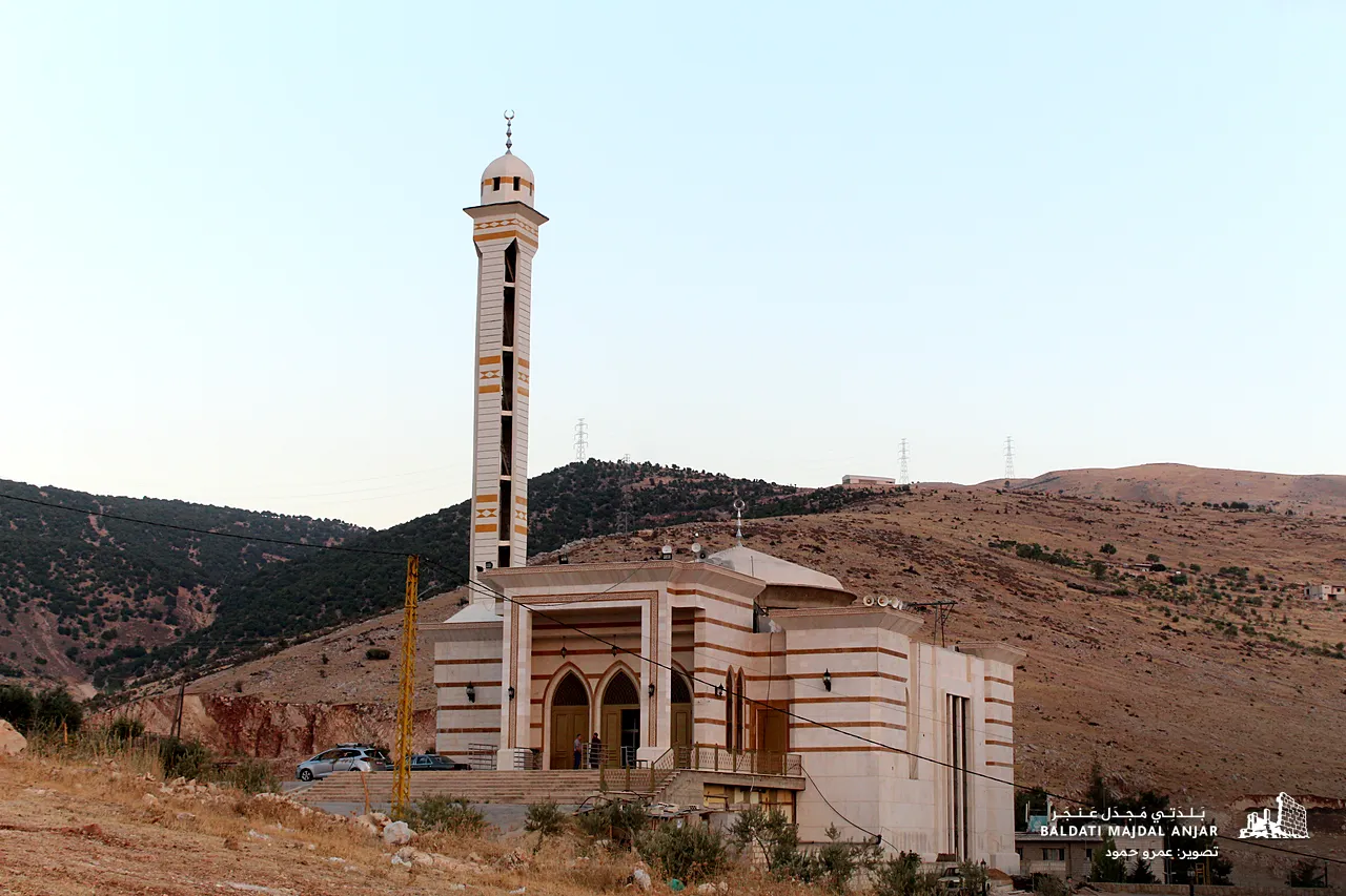 مسجد الرحمة والتلال خلفه