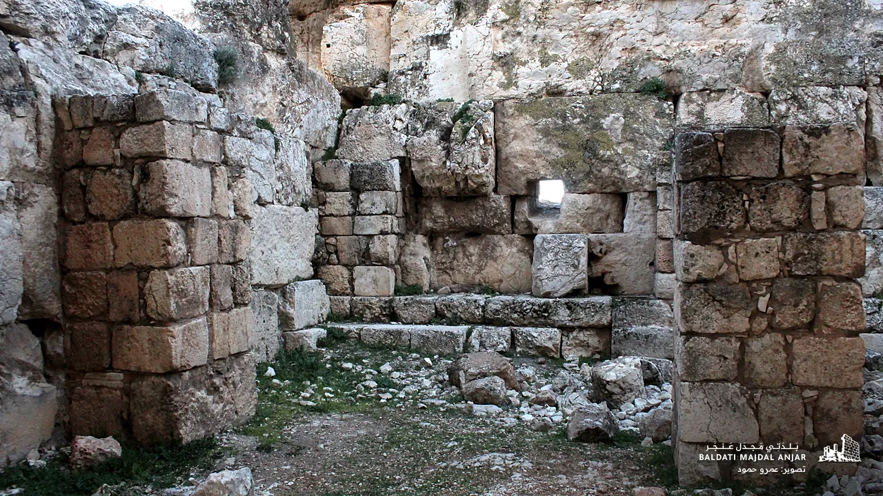 جدار داخلي بفتحة صغيرة