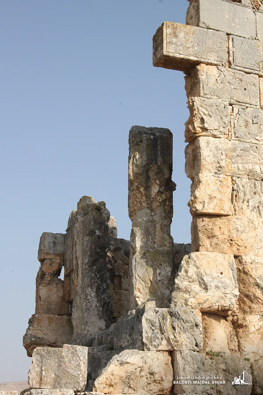عمود حجري بجانب الجدار