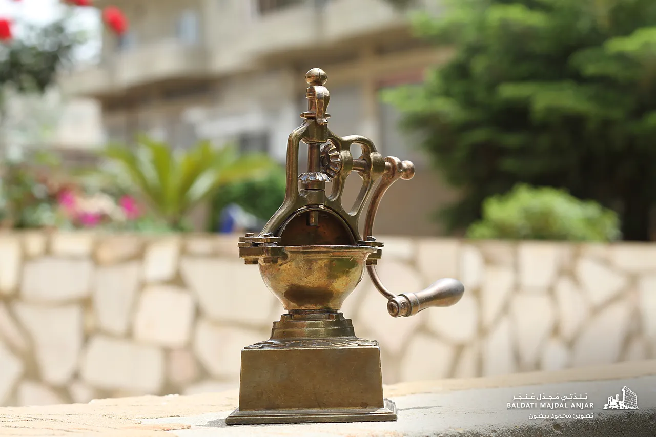 مطحنة قهوة يدوية