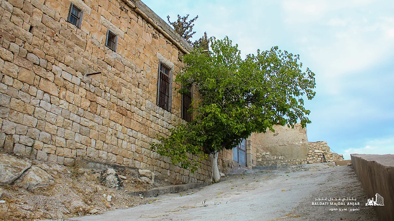 زاروب قديم بحيطان حجرية