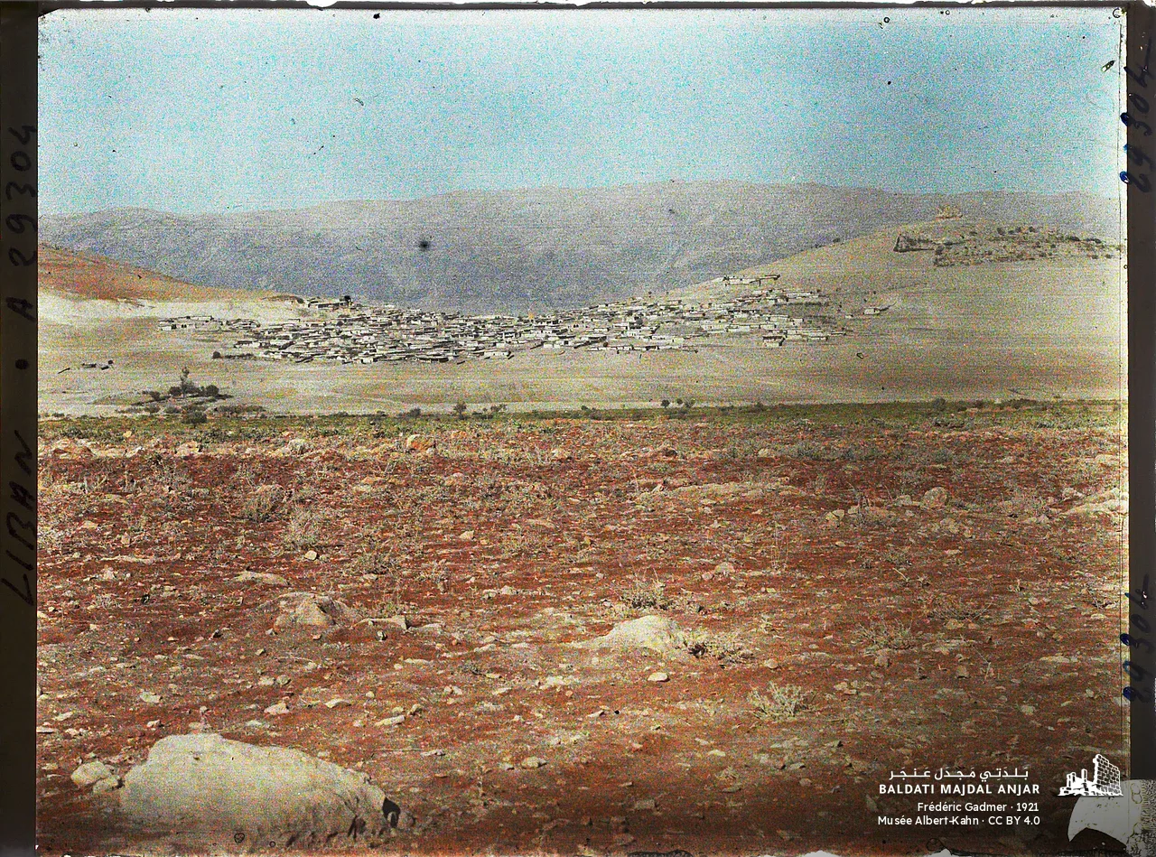 مجدل عنجر سنة 1921، والقلعة على التلة، في أقدم صورة ملوّنة للبلدة